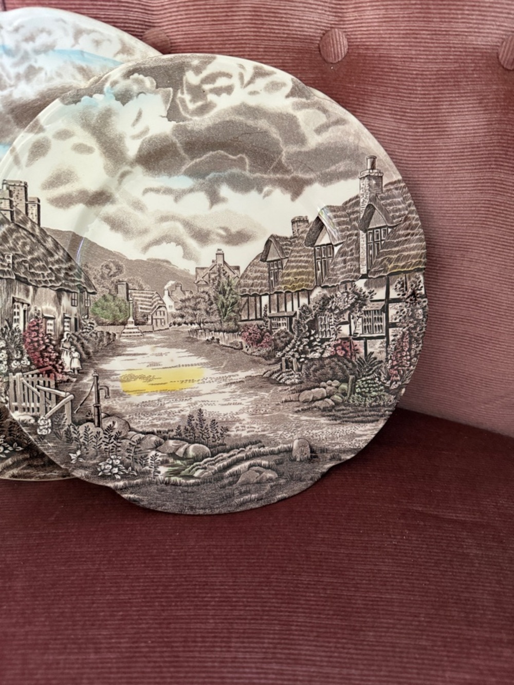Johnson Bros - Dinner Plates in Brown and Cream - Picture 3 of 5